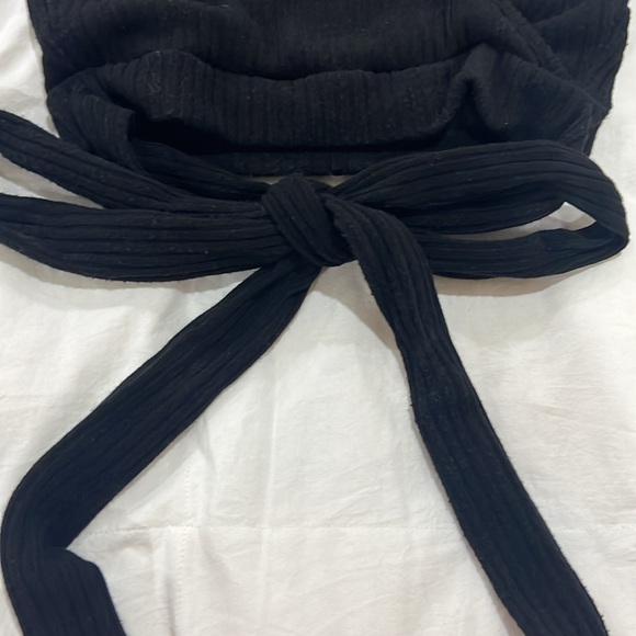 Windsor Black Cropped V-neck Top - Picture 2 of 6